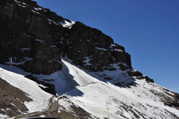 Estrada interrompida pela neve chegando ao Chacaltaya, na Bolívia